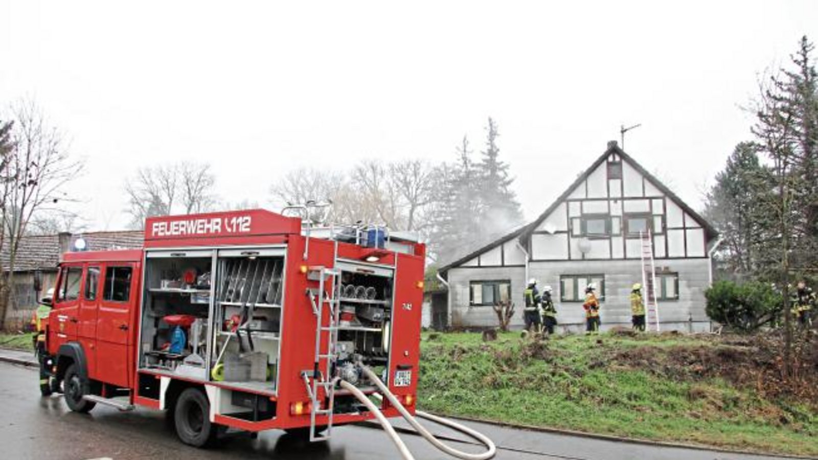 An der Ecke Schloßbergstraße und Marienburger Straße in Vaihingen qualmte es am Samstag ordentlich aus einem Haus. Brandgeruch lag aber nicht in der Luft. Kommandant Thomas Korz löste das Rätsel: Es war nur ein Truppführerlehrgang. Foto: Banholzer An der Ecke Schloßbergstraße und Marienburger Straße in Vaihingen qualmte es am Samstag ordentlich aus einem Haus. Brandgeruch lag aber nicht in der Luft. Kommandant Thomas Korz löste das Rätsel: Es war nur ein Truppführerlehrgang. Foto: Banholzer