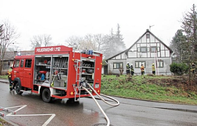 An der Ecke Schloßbergstraße und Marienburger Straße in Vaihingen qualmte es am Samstag ordentlich aus einem Haus. Brandgeruch lag aber nicht in der Luft. Kommandant Thomas Korz löste das Rätsel: Es war nur ein Truppführerlehrgang. Foto: Banholzer