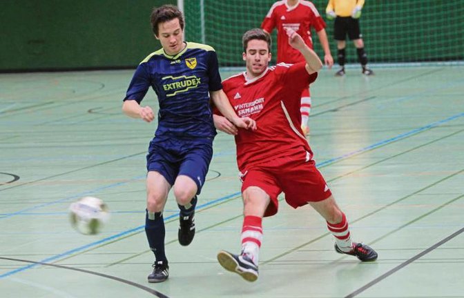Jonathan Gayer (rechts) zieht gegen die Lomersheimer mit dem Außenrist ab. Ein Torerfolg blieb den Großglattbachern gegen den TSV Phönix aber verwehrt. Foto: Nachreiner