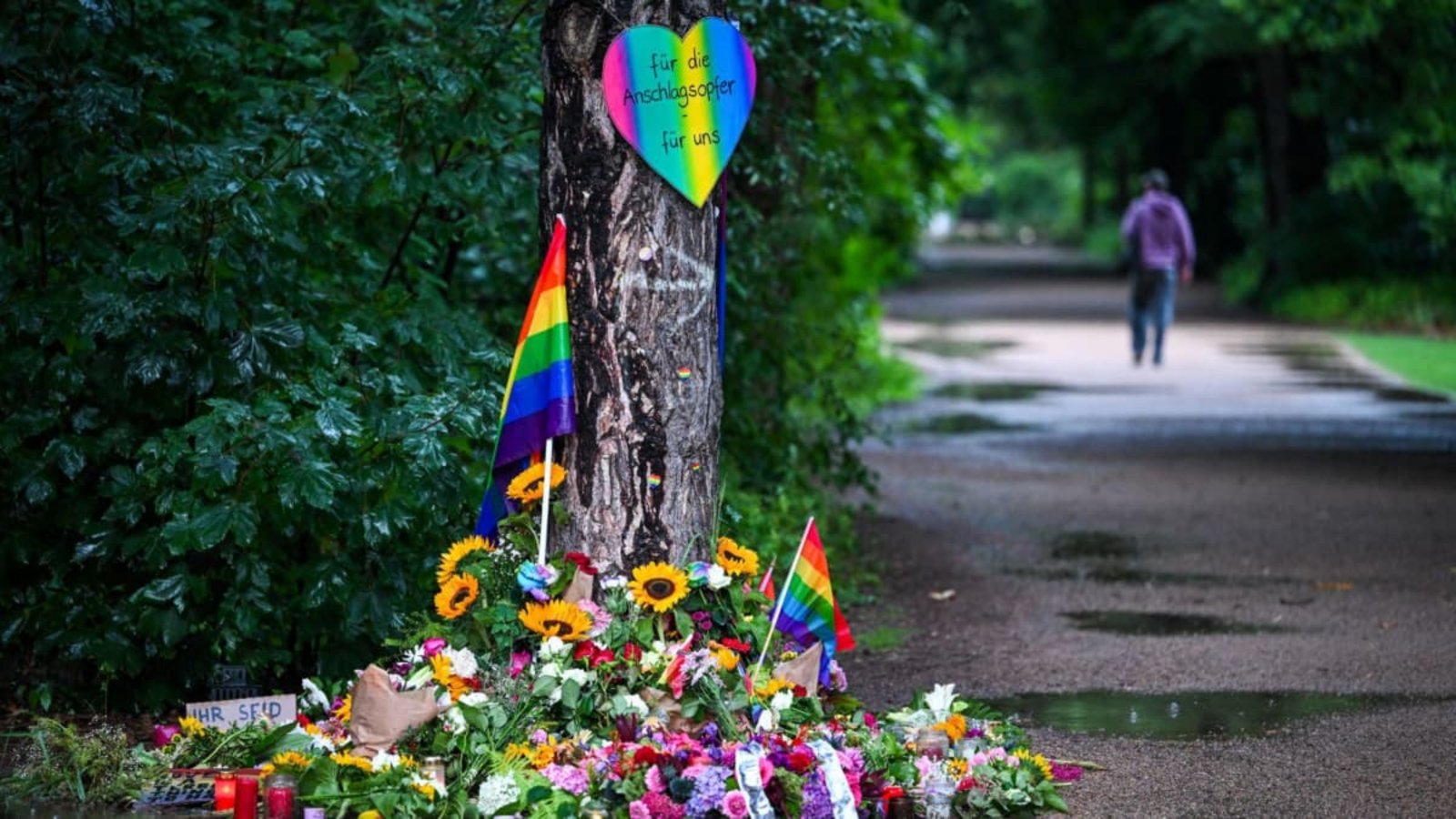 Nach dem Angriff auf den CSD in Berlin: 27.07.2026, Berlin: Blumen, Kerzen und persönliche Botschaften sind am Morgen im Regen nahe dem Ort in Tiergarten zu sehen, wo ein Fahrzeug am Rande des Christopher Street Day in eine Menschenmenge gefahren war.Soeren Stache/dpa