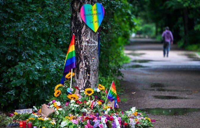 Nach dem Angriff auf den CSD in Berlin: 27.07.2026, Berlin: Blumen, Kerzen und persönliche Botschaften sind am Morgen im Regen nahe dem Ort in Tiergarten zu sehen, wo ein Fahrzeug am Rande des Christopher Street Day in eine Menschenmenge gefahren war.<span class='image-autor'>Soeren Stache/dpa</span>