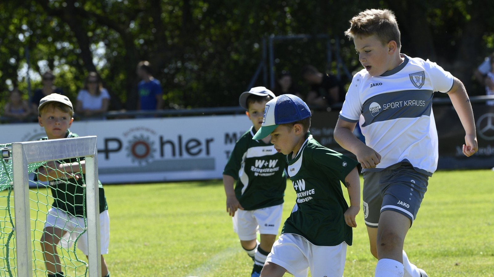 Der sechsjährige Johannes (am Ball) und seine Mannschaftskameraden vom SV Iptingen II haben es beim Bambiniturnier auf dem Zwergberg teilweise mit Gegenspielern zu tun, die anderthalb Köpfe größer sind. Foto: Leitner
