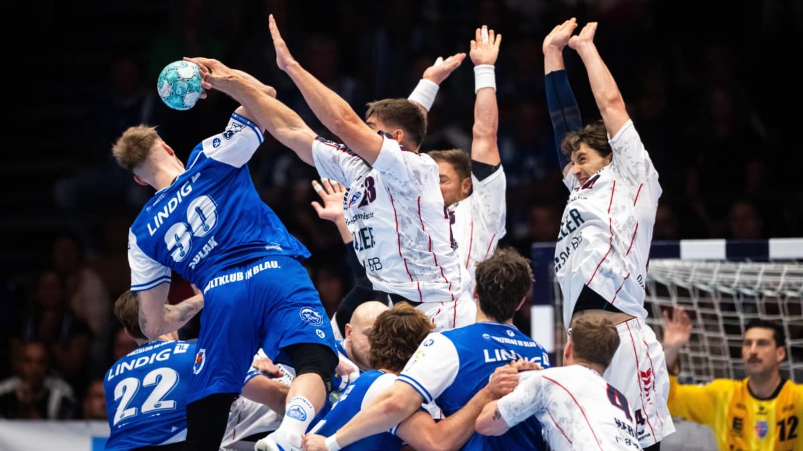 Bietigheims Abwehr stemmte sich vergebens gegen die Angreifer des ThSV Eisenach (Dominik Solak beim Wurf).IMAGO/Funke Foto Services Bietigheims Abwehr stemmte sich vergebens gegen die Angreifer des ThSV Eisenach (Dominik Solak beim Wurf).IMAGO/Funke Foto Services