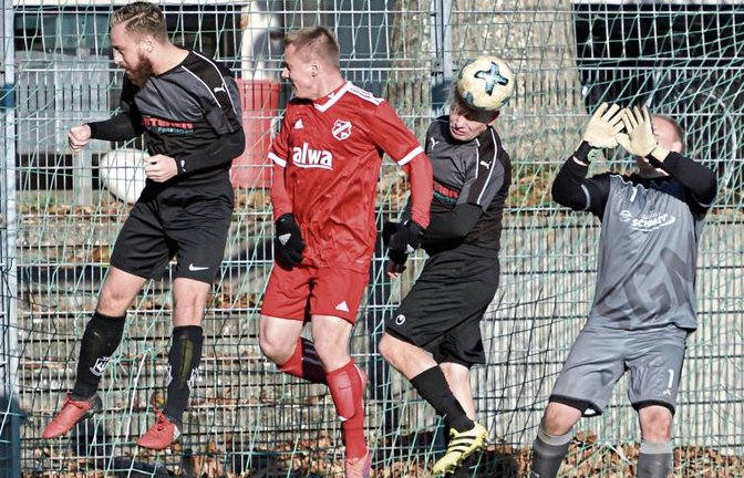 Nach einem Eckball von Hohenhaslach/Freudental kommt Sachsenheims Torwart Lars Eppinger kurzzeitig unter Druck, doch Sascha Wendler klärt mit dem Kopf. Foto: Leitner