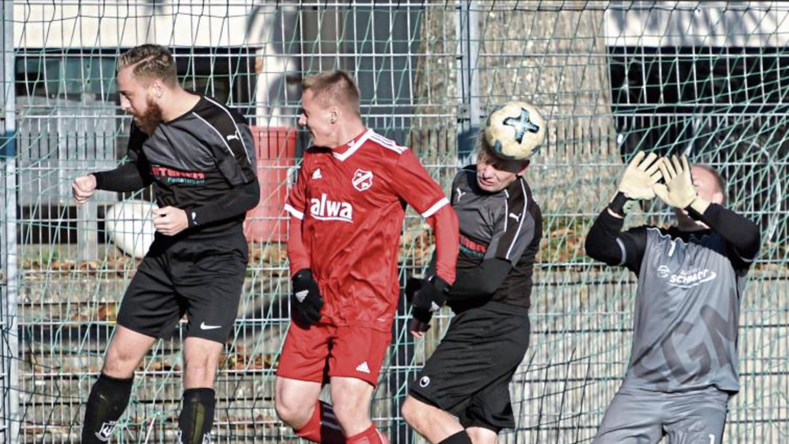 Nach einem Eckball von Hohenhaslach/Freudental kommt Sachsenheims Torwart Lars Eppinger kurzzeitig unter Druck, doch Sascha Wendler klärt mit dem Kopf. Foto: Leitner Nach einem Eckball von Hohenhaslach/Freudental kommt Sachsenheims Torwart Lars Eppinger kurzzeitig unter Druck, doch Sascha Wendler klärt mit dem Kopf. Foto: Leitner