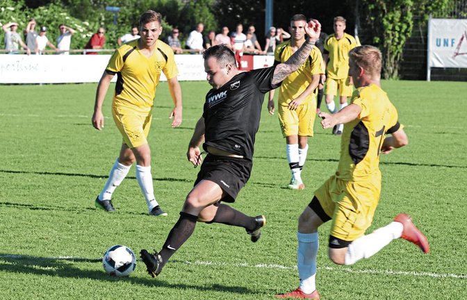Pasquale Arena (in Schwarz) hat als spielender Co-Trainer mit dem SV Riet in der vergangenen Saison fast den Durchmarsch geschafft. Foto: Nachreiner
