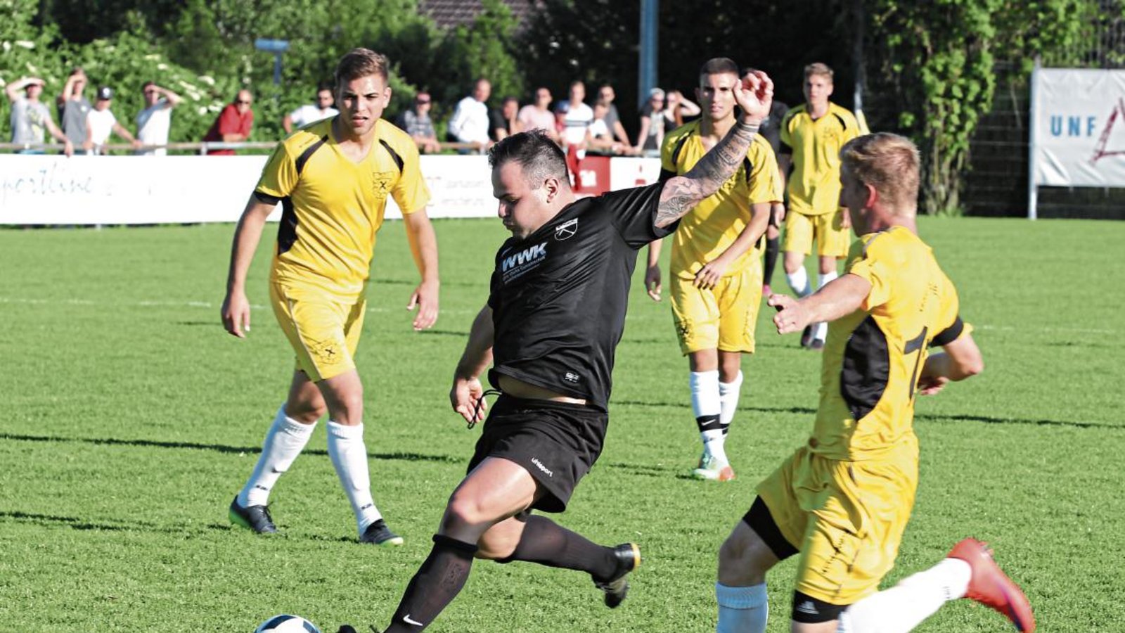 Pasquale Arena (in Schwarz) hat als spielender Co-Trainer mit dem SV Riet in der vergangenen Saison fast den Durchmarsch geschafft. Foto: Nachreiner Pasquale Arena (in Schwarz) hat als spielender Co-Trainer mit dem SV Riet in der vergangenen Saison fast den Durchmarsch geschafft. Foto: Nachreiner