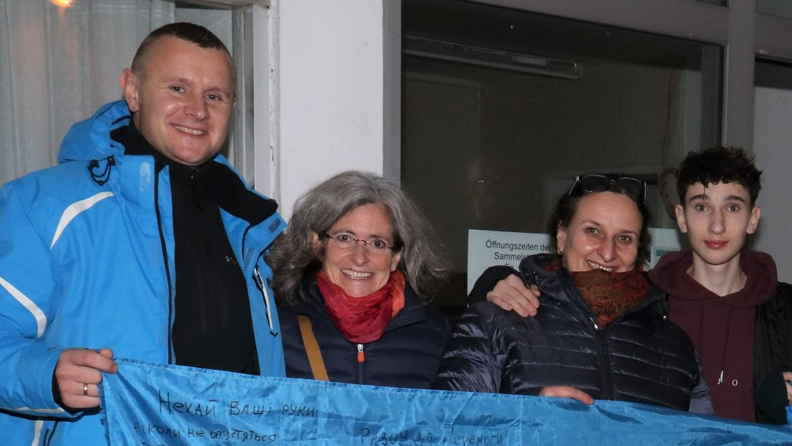 Fahrer Jura Veluchko (von links) hat Ortsvorsteherin Nicole Müller sowie Oksana Richter und ihrem Sohn von den Frontsoldaten eine Flagge mit Dankesbotschaften mitgebracht.