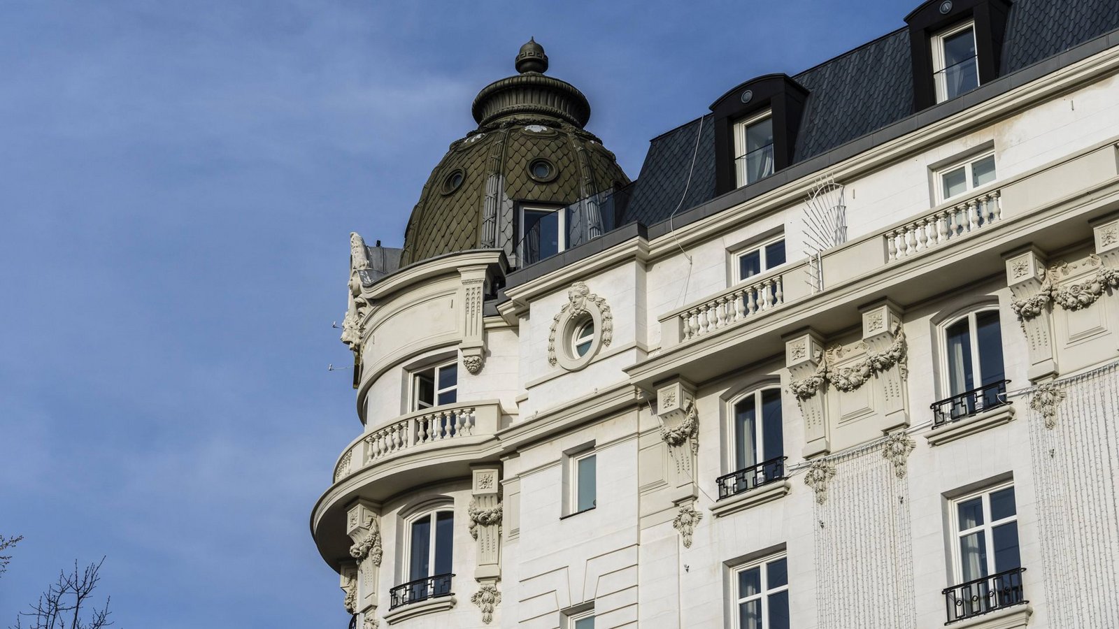 In Spanien wurde ein 20-Jähriger festgenommen, der sich in Hotelbuchungssysteme hackte und in Luxussuiten übernachtete (Symbolfoto).Foto: IMAGO/imagebroker/IMAGO/imageBROKER/Juan Jimenez