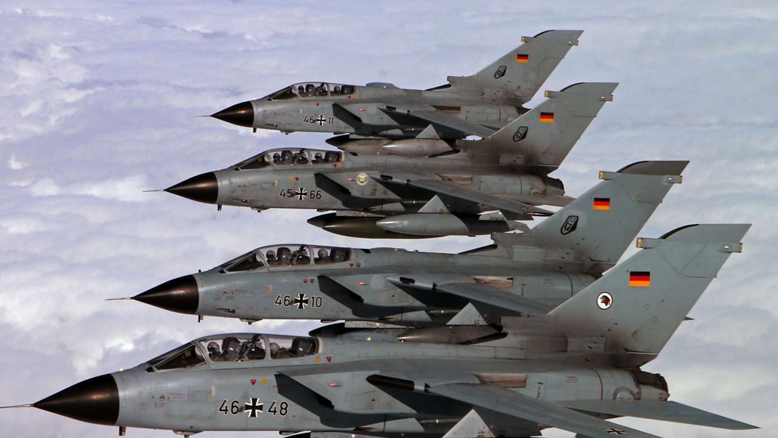 Vier Tornado-Kampfjets der Taktischen Luftwaffengeschwader 33 und 51 „Immelmann“ fliegen aus dem Auslandseinsatz Counter Daesh nach Deutschland zurück. Für „Air Defender“ sind 16 Tornados eingeplant.Foto: Bundeswehr/Miriam Altfelder Vier Tornado-Kampfjets der Taktischen Luftwaffengeschwader 33 und 51 „Immelmann“ fliegen aus dem Auslandseinsatz Counter Daesh nach Deutschland zurück. Für „Air Defender“ sind 16 Tornados eingeplant.Foto: Bundeswehr/Miriam Altfelder