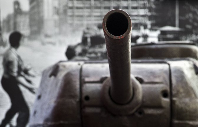 Beim Aufstand vom 17. Juni 1953 fuhren sowjetische Panzer durch Ostberlin.<span class='image-autor'>Foto: IMAGO/Zoonar</span>