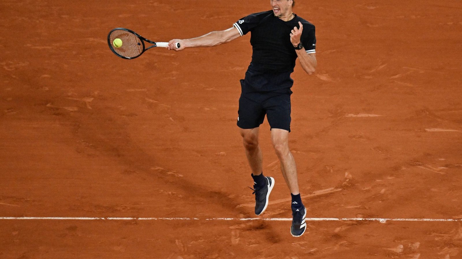 Alexander Zverev schlägt sich ins Achtelfinale der French Open durch.Foto: Emma Da Silva/AP/dpa