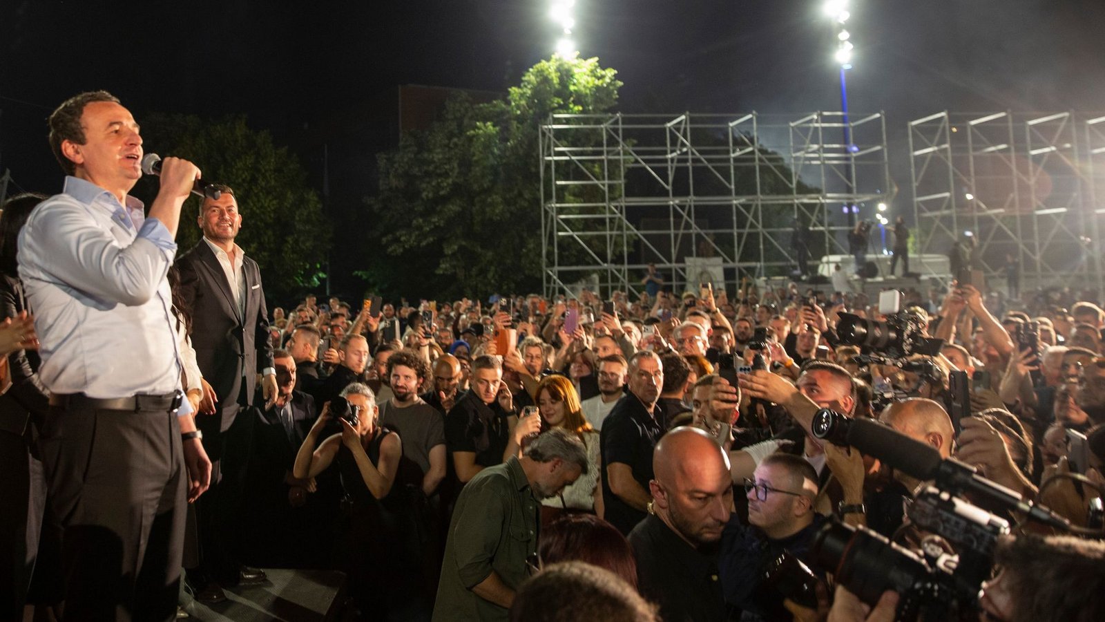 Albin Kurti spricht zu seinen Anhängern.Foto: Visar Kryeziu/AP/dpa