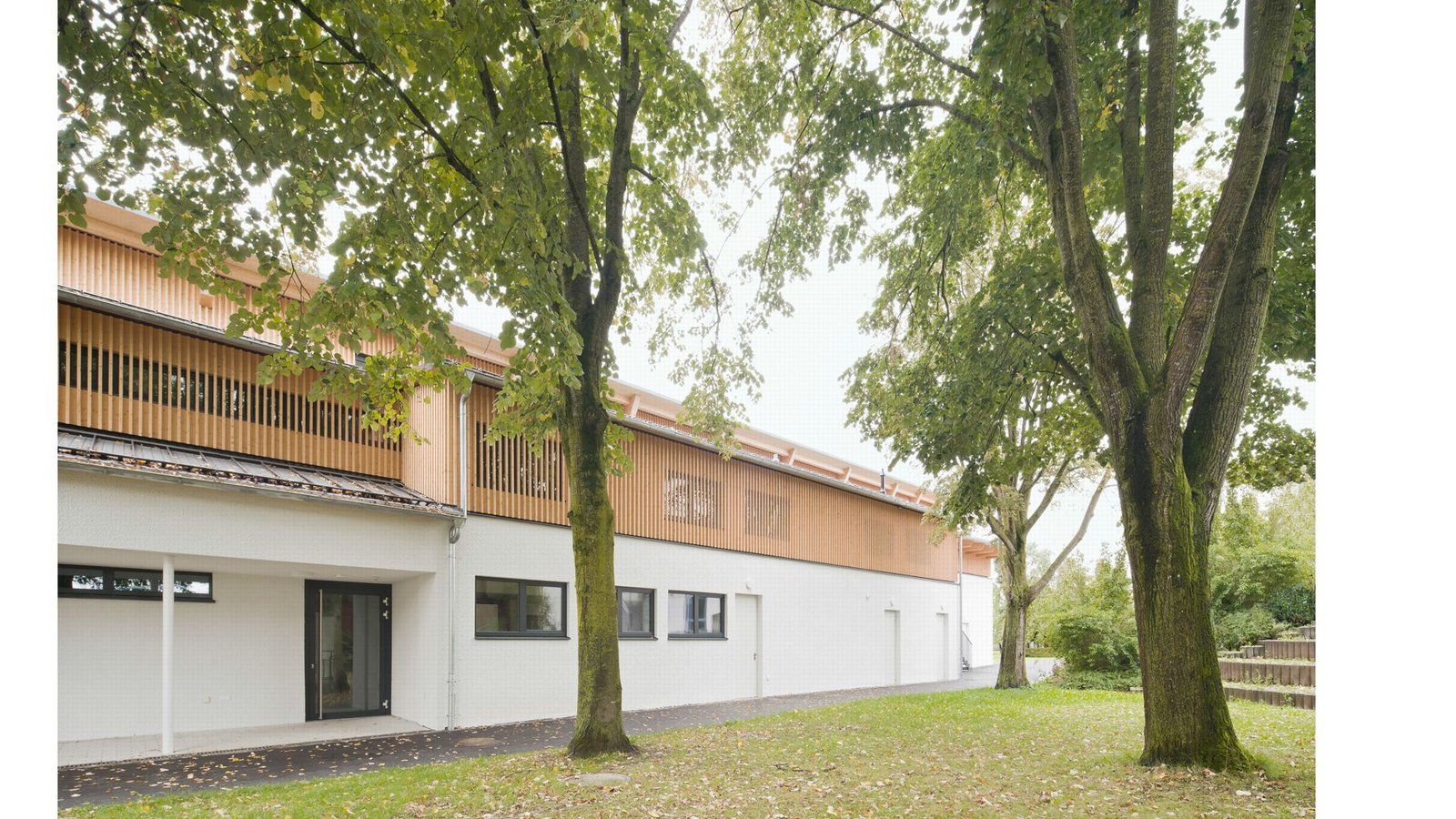 „Neben dem ökologisch sinnvollen Ansatz, die im Bestand gebundene graue Energie weiterzuverwenden, ist so nicht nur ein Erinnerungs-, sondern auch ein ästhetischer Mehrwert entstanden“, so die Jury zu dem Projekt in Ingerkingen. „Der hier beschrittene Weg der Bestandsnachnutzung kann als Vorbild für die Sanierung vieler weiterer Hallen in Deutschland dienen.“Foto: Brigida González „Neben dem ökologisch sinnvollen Ansatz, die im Bestand gebundene graue Energie weiterzuverwenden, ist so nicht nur ein Erinnerungs-, sondern auch ein ästhetischer Mehrwert entstanden“, so die Jury zu dem Projekt in Ingerkingen. „Der hier beschrittene Weg der Bestandsnachnutzung kann als Vorbild für die Sanierung vieler weiterer Hallen in Deutschland dienen.“Foto: Brigida González