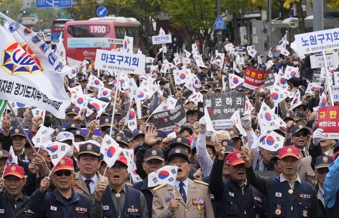 Mitglieder der koreanischen Vietnamkrieg-Veteranenvereinigung demonstrierten in  Seoul gegen die  Stationierung  der Truppen in Russland.<span class='image-autor'>Foto: dpa/Ahn Young-joon</span>