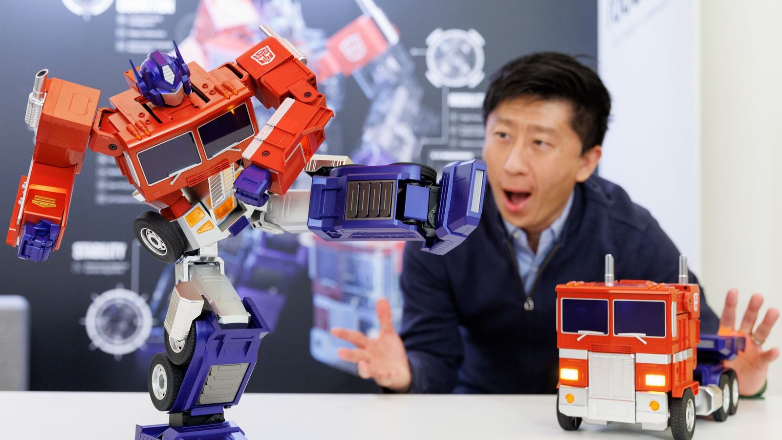Ein Transformers-Roboter "Optimus Prime" des Unternehmens Robosen in Nürnberg auf der Spielwarenmesse.Foto: Daniel Karmann/dpa