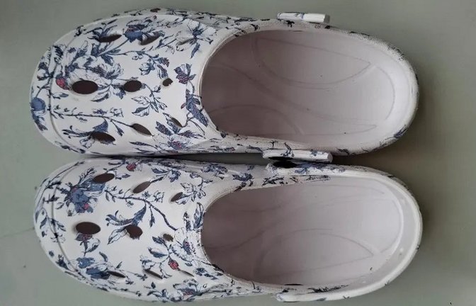 Diese Clogs ruft KiK derzeit zurück.<span class='image-autor'>Foto: KiK Textilien und Non-Food GmbH</span>