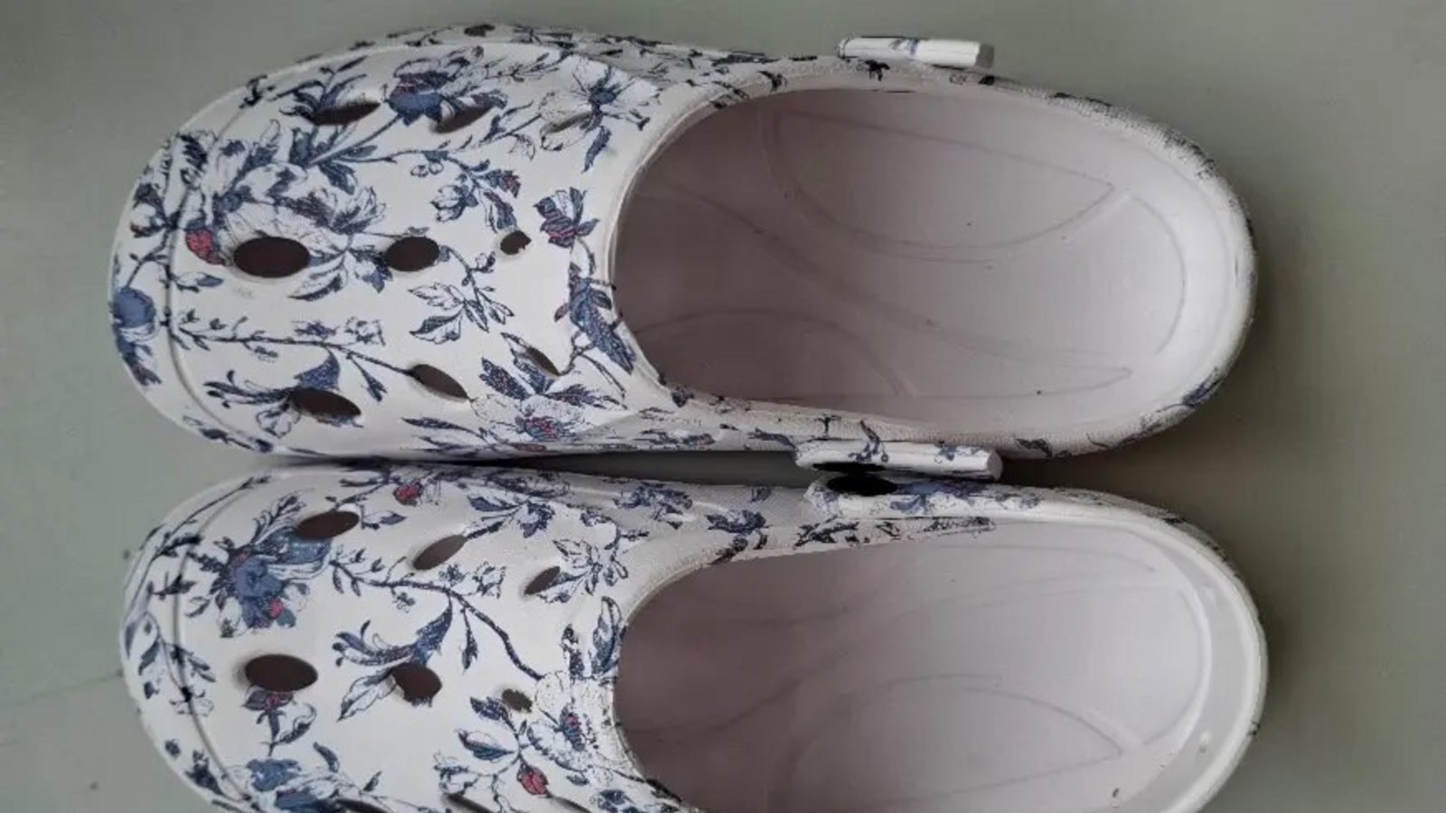 Diese Clogs ruft KiK derzeit zurück.Foto: KiK Textilien und Non-Food GmbH