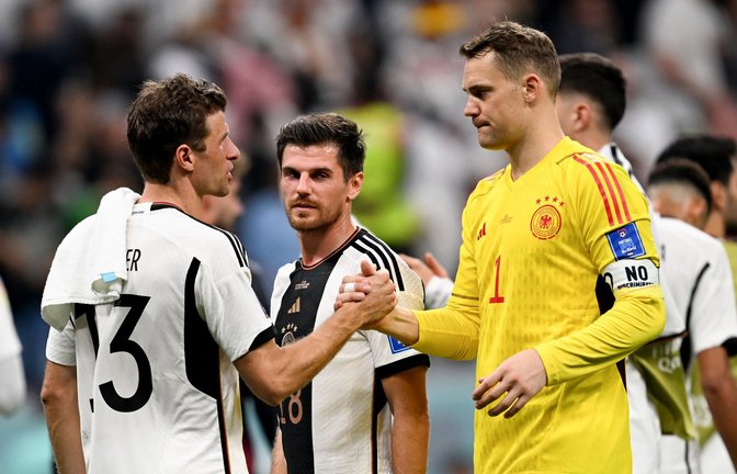 Der eine könnte zurücktreten, der andere will weitermachen: Thomas Müller (links) und Torwart Manuel Neuer<span class='image-autor'>Foto: dpa/Federico Gambarini</span>