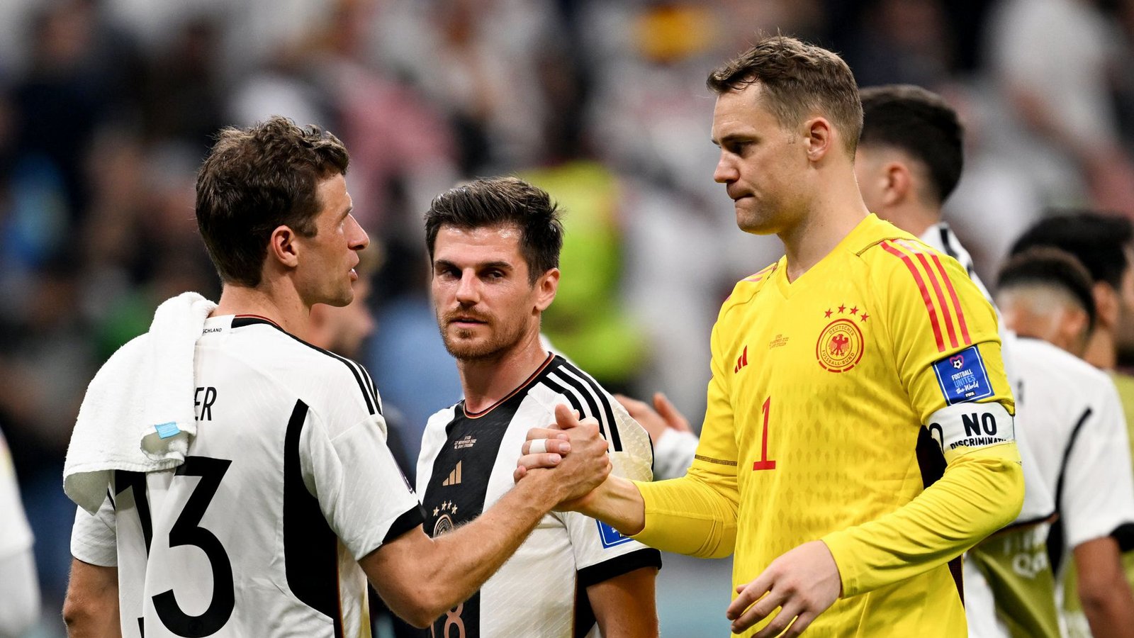 Der eine könnte zurücktreten, der andere will weitermachen: Thomas Müller (links) und Torwart Manuel NeuerFoto: dpa/Federico Gambarini