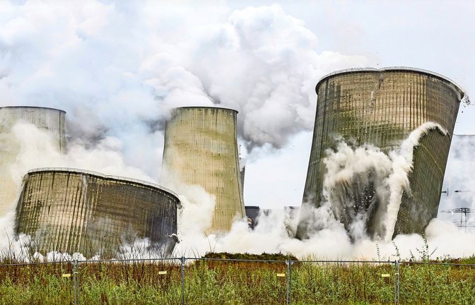 Kühltürme werden gesprengt – das Thema Energiewende birgt in der Politik Konfliktpotenzial.<span class='image-autor'>Foto: dpa/Robert Michael</span>