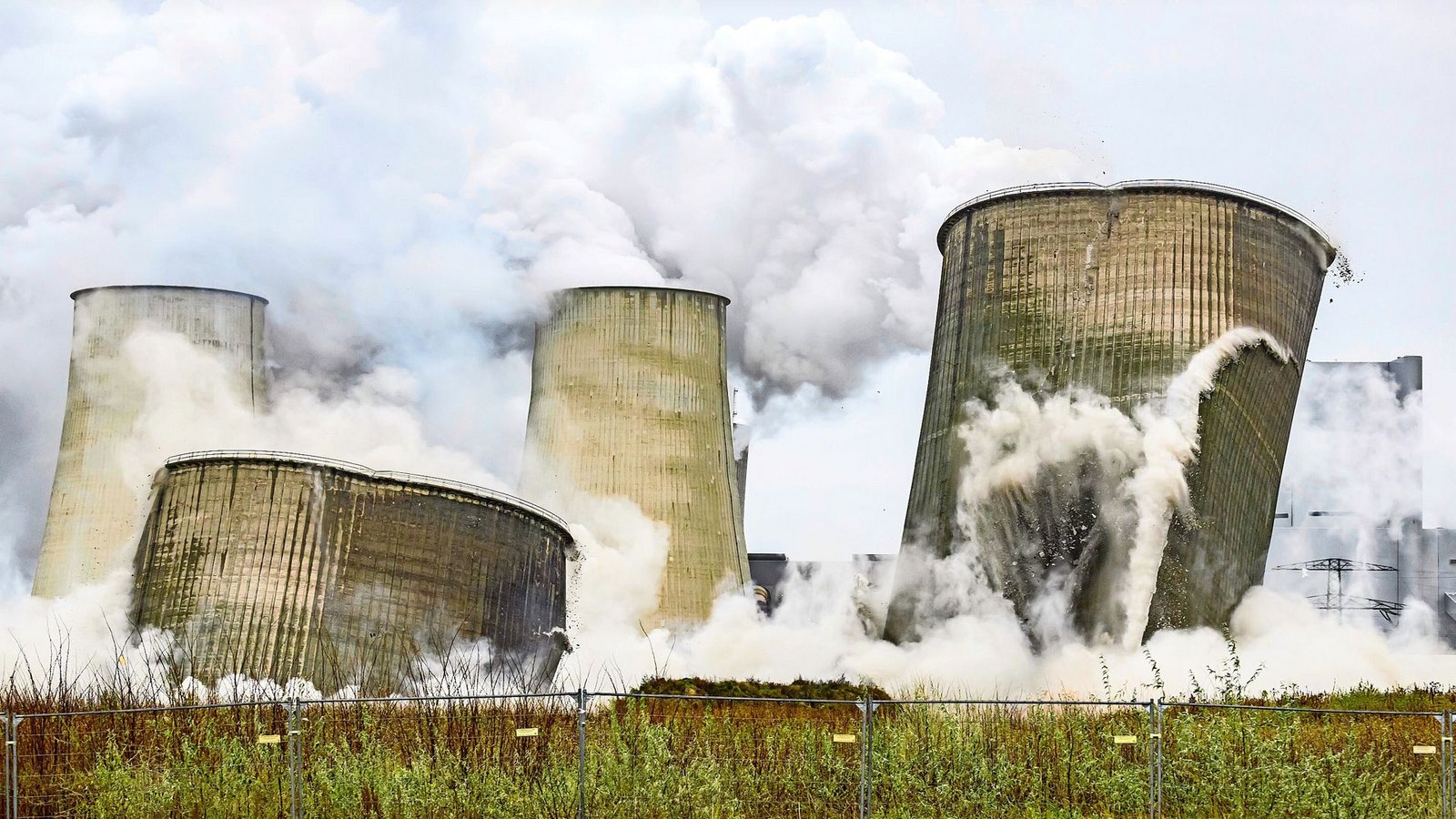 Kühltürme werden gesprengt – das Thema Energiewende birgt in der Politik Konfliktpotenzial.Foto: dpa/Robert Michael Kühltürme werden gesprengt – das Thema Energiewende birgt in der Politik Konfliktpotenzial.Foto: dpa/Robert Michael