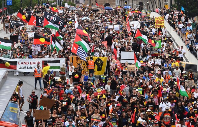 Gegen den Nationalfeiertag „Australia Day“ haben am Freitag zahlreiche Menschen demonstriert.<span class='image-autor'>Foto: dpa/Jono Searle</span>