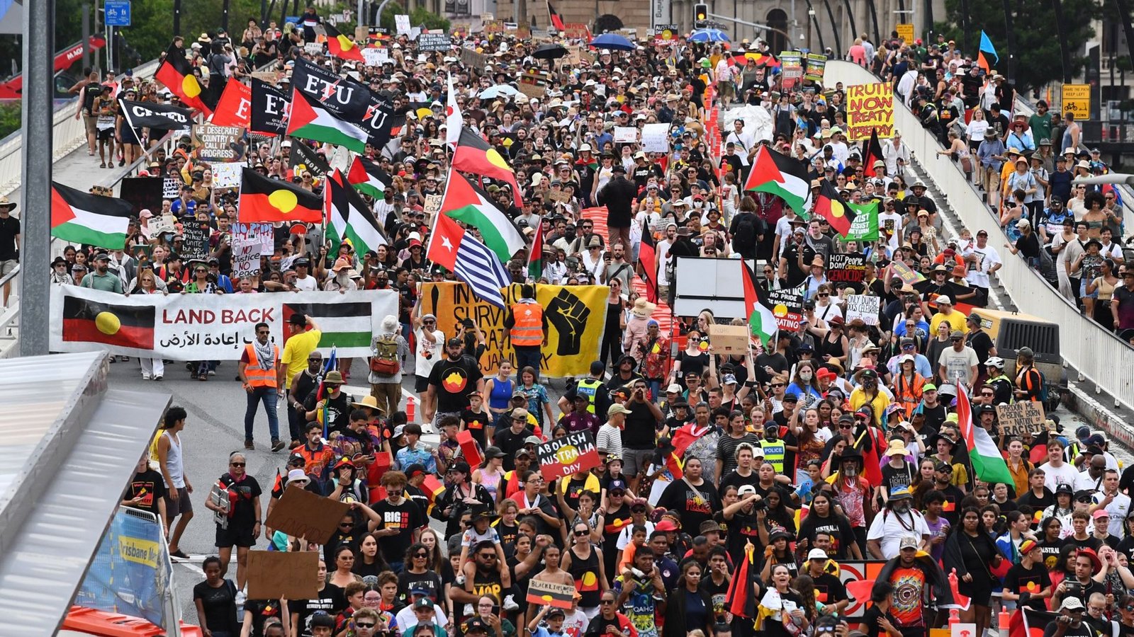 Gegen den Nationalfeiertag „Australia Day“ haben am Freitag zahlreiche Menschen demonstriert.Foto: dpa/Jono Searle Gegen den Nationalfeiertag „Australia Day“ haben am Freitag zahlreiche Menschen demonstriert.Foto: dpa/Jono Searle