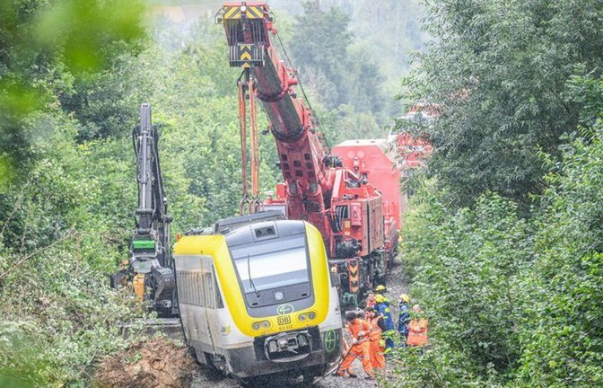 Mit einem Kran wurde an der Unfallstelle bei Riedlingen gearbeitet, an der am 28. Juli ein Regionalzug entgleist war.<span class='image-autor'>Foto: Jason Tschepljakow/dpa</span>