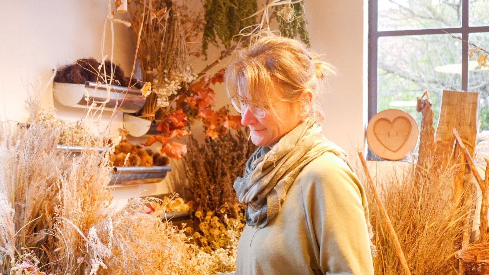 Caroline Wolf in ihrem Werkstatthaus in Bad Boll. Viele der Trockenblumen erntet sie bereits im Spätsommer. Auch wenn die Blumen schon länger in Kisten lagern, duften sie immer noch.Foto: Anna-Sophie Kächele Caroline Wolf in ihrem Werkstatthaus in Bad Boll. Viele der Trockenblumen erntet sie bereits im Spätsommer. Auch wenn die Blumen schon länger in Kisten lagern, duften sie immer noch.Foto: Anna-Sophie Kächele