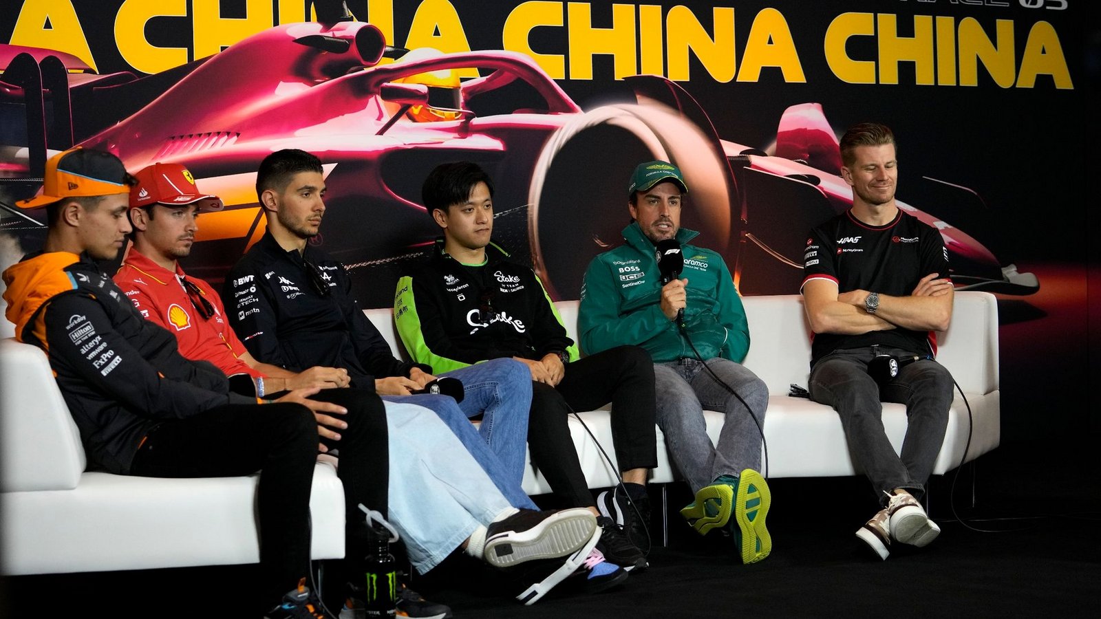 Bereit für den Großen Preis von China: Formel-1-Piloten unter sich.Foto: Andy Wong/AP