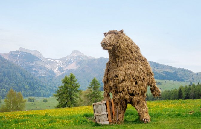 Die überdimensionierte Stroh-Skulptur eines Bären in Trentino.<span class='image-autor'>Foto: IMAGO/Oryk HAIST</span>
