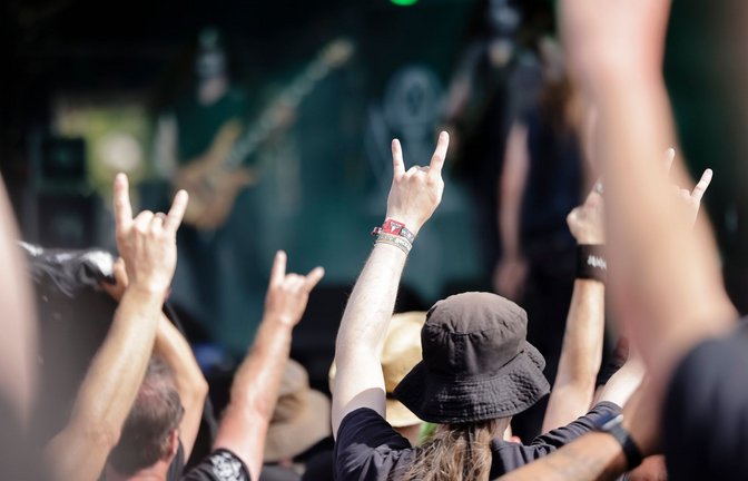 "Pommesgabeln": Metal-Fans tanzen während eines Auftritts der Band Mythraeum aus den USA vor der Bühne.<span class='image-autor'>Foto: Frank Molter/dpa</span>