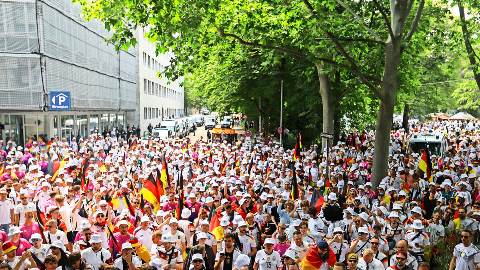 Die Fans der deutschen Nationalmannschaft ziehen in beeindruckender Menge von der Innenstadt ins Stadion.Foto: Lichtgut/Zophia Ewska, Max Kovalenko Die Fans der deutschen Nationalmannschaft ziehen in beeindruckender Menge von der Innenstadt ins Stadion.Foto: Lichtgut/Zophia Ewska, Max Kovalenko