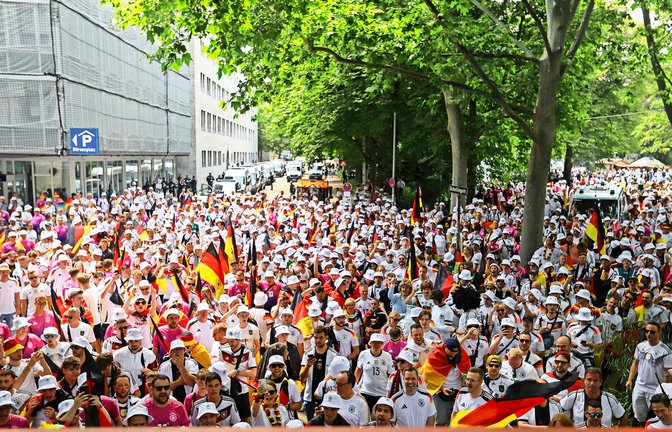 Die Fans der deutschen Nationalmannschaft ziehen in beeindruckender Menge von der Innenstadt ins Stadion.<span class='image-autor'>Foto: Lichtgut/Zophia Ewska, Max Kovalenko</span>