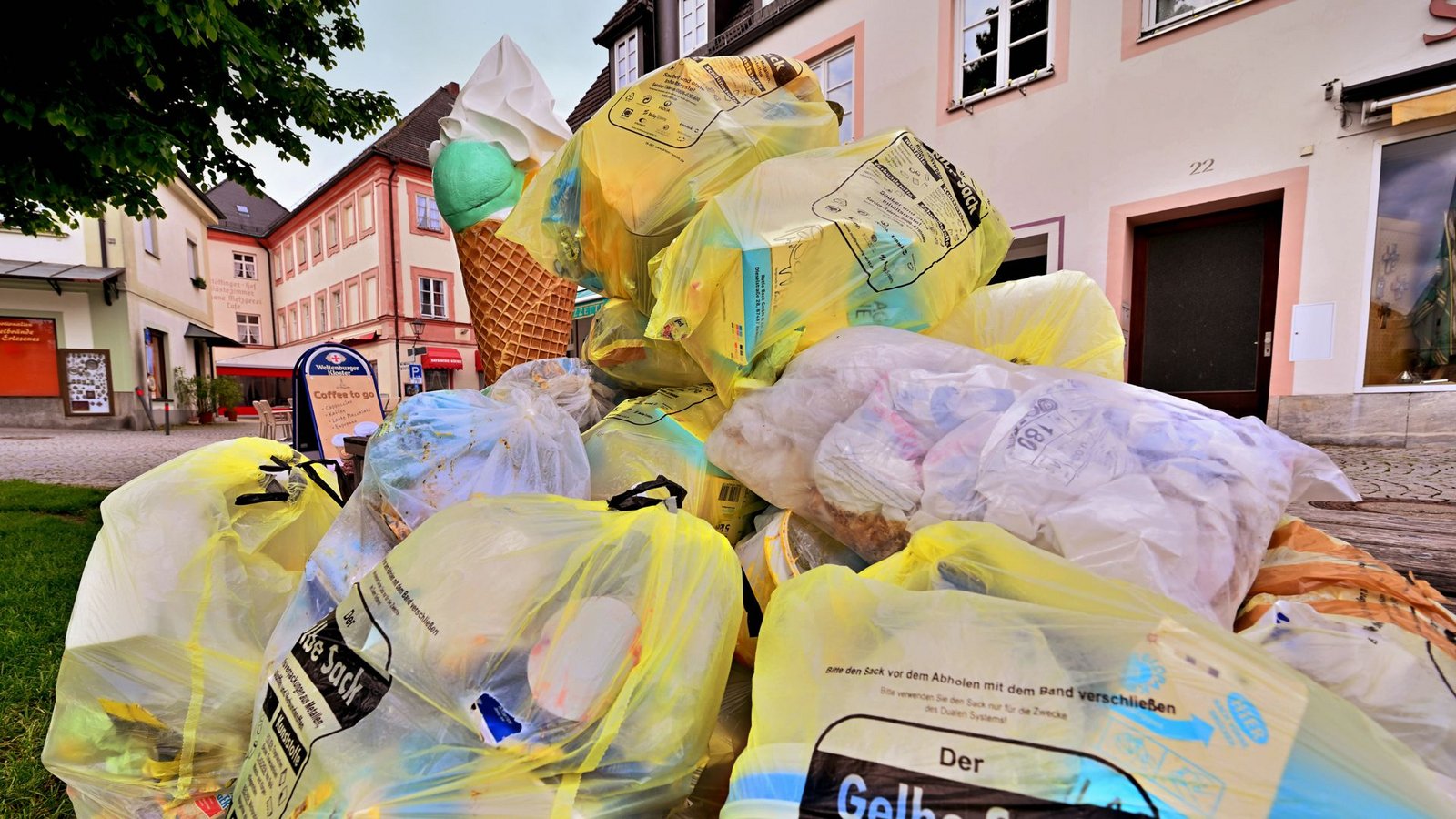 Plastikverpackungen machen eine ganze Menge MüllFoto: imago images/Rolf Poss/Rolf Poss via www.imago-images.de Plastikverpackungen machen eine ganze Menge MüllFoto: imago images/Rolf Poss/Rolf Poss via www.imago-images.de