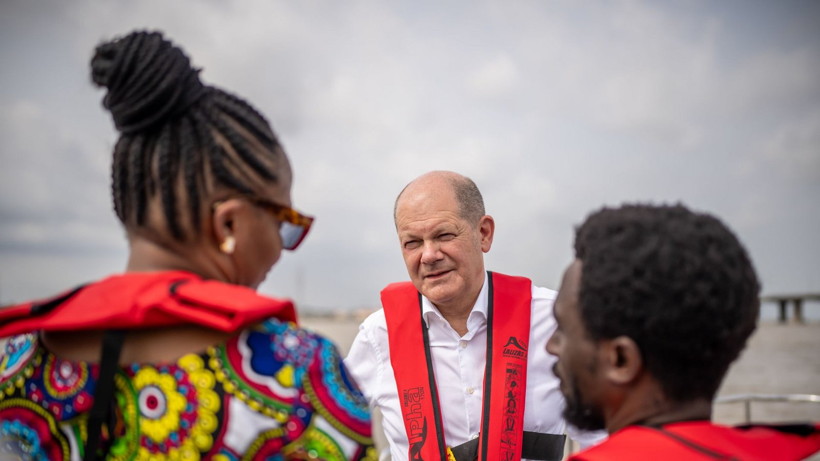Olaf Scholz bei einer Bootsfahrt in der nigerianischen Wirtschaftsmetropole Lagos.Foto: dpa/Michael Kappeler