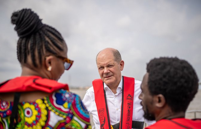 Olaf Scholz bei einer Bootsfahrt in der nigerianischen Wirtschaftsmetropole Lagos.<span class='image-autor'>Foto: dpa/Michael Kappeler</span>