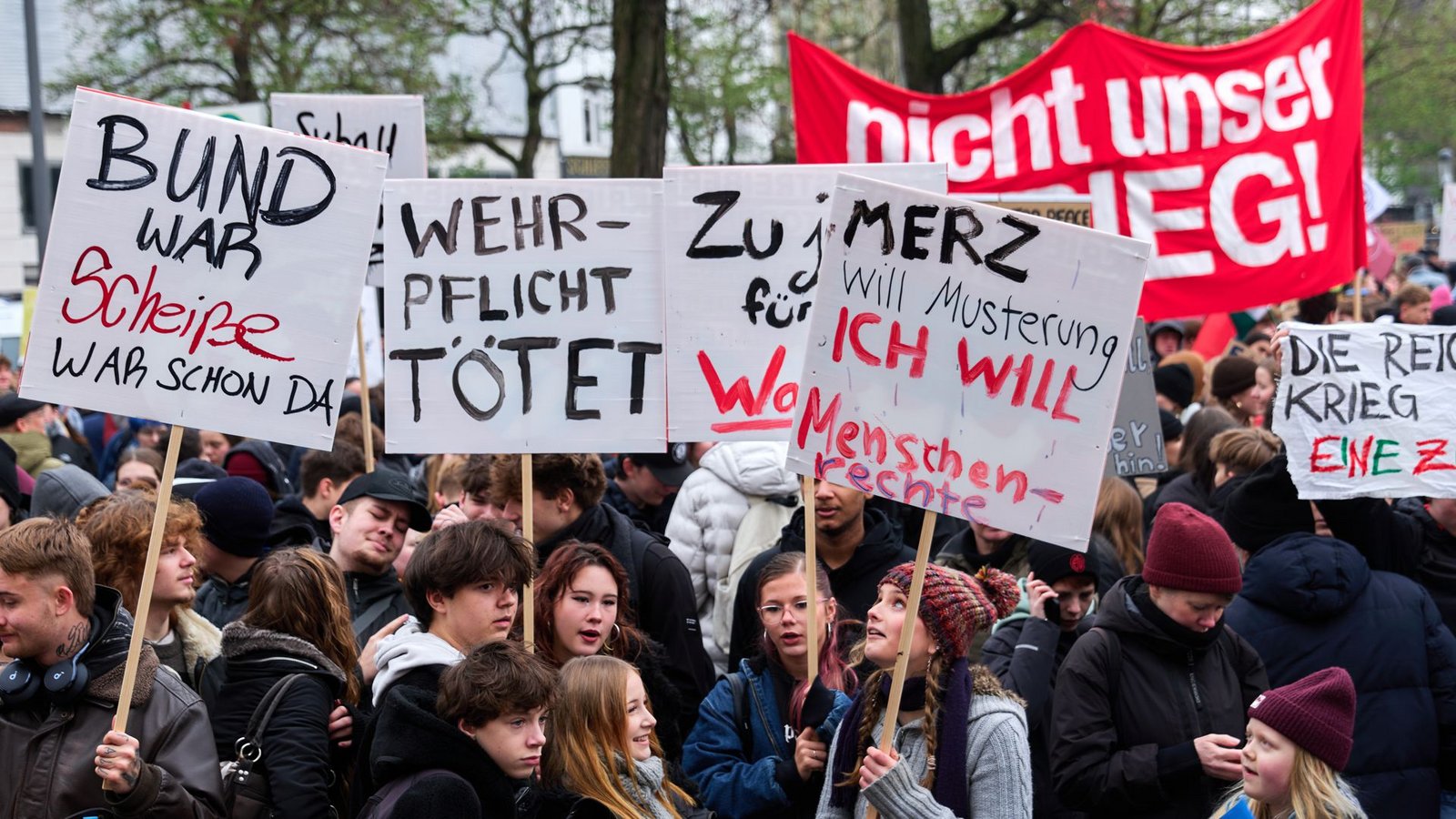 Demonstration von Schülerinnen und Schülern in Hamburg gegen eine Wiedereinführung der WehrpflichtFoto: Marcus Golejewski/dpa Demonstration von Schülerinnen und Schülern in Hamburg gegen eine Wiedereinführung der WehrpflichtFoto: Marcus Golejewski/dpa