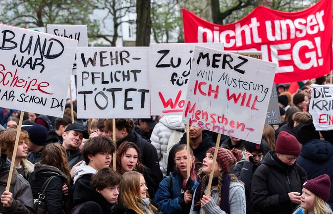 Demonstration von Schülerinnen und Schülern in Hamburg gegen eine Wiedereinführung der Wehrpflicht<span class='image-autor'>Foto: Marcus Golejewski/dpa</span>