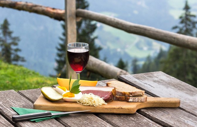 Ein deftiges Vesper stärkt Wanderer nach einer langen Tour - mit Ausblick schmeckt es umso besser. (Symbolfoto)<span class='image-autor'>Foto: staukestock/Shutterstock</span>