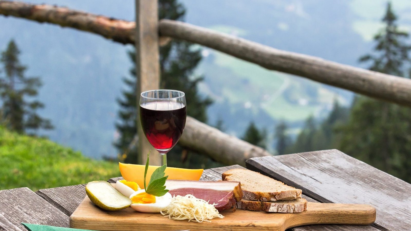 Ein deftiges Vesper stärkt Wanderer nach einer langen Tour - mit Ausblick schmeckt es umso besser. (Symbolfoto)Foto: staukestock/Shutterstock