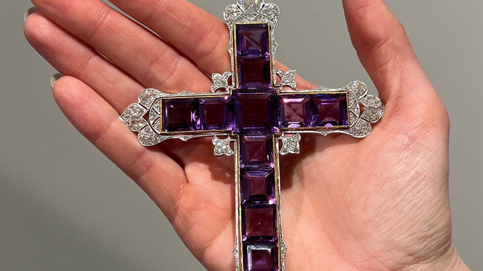 Das von Sotheby's herausgegebene Foto zeigt das "Attallah-Kreuz" (undatiert).Foto: Sotheby's/PA Media/dpa