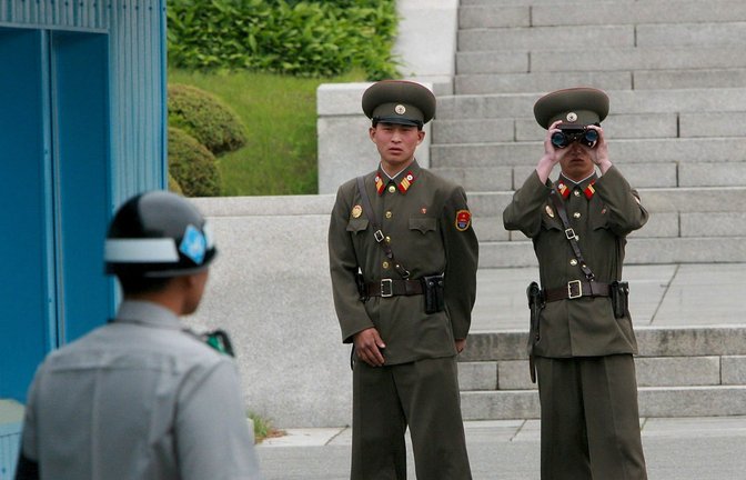 Nordkoreanische Soldaten beobachten einen Soldaten im Süden des Landes.<span class='image-autor'>Foto: dpa/epa Jeon Heon-Kyun</span>