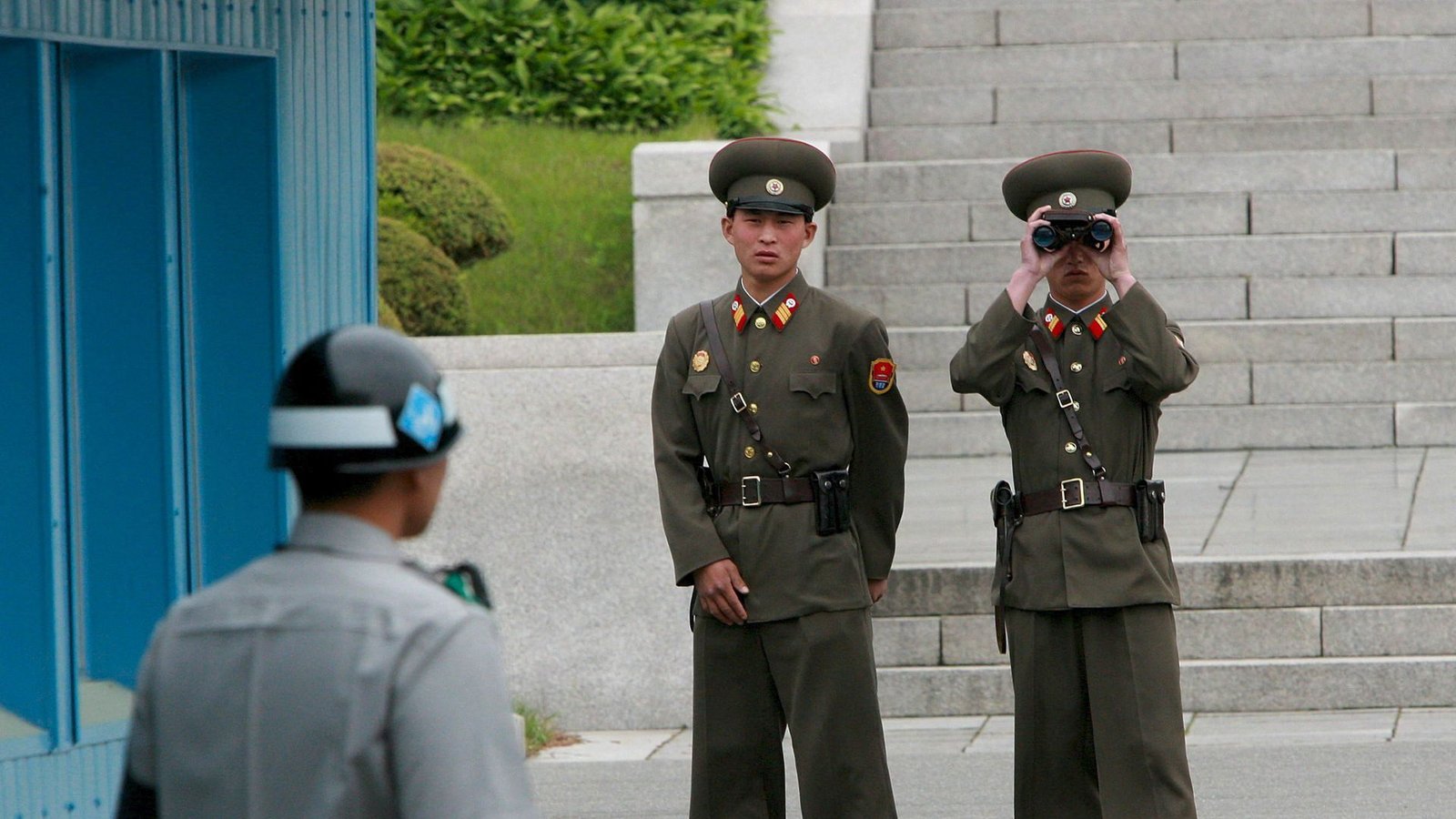 Nordkoreanische Soldaten beobachten einen Soldaten im Süden des Landes.Foto: dpa/epa Jeon Heon-Kyun Nordkoreanische Soldaten beobachten einen Soldaten im Süden des Landes.Foto: dpa/epa Jeon Heon-Kyun