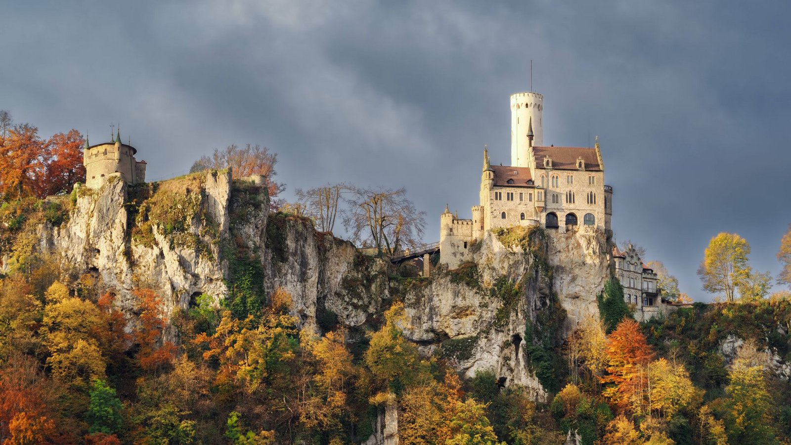 Nahe des Schloss Lichtenstein ist ein E-Bike-Fahrer schwer verunglückt.Foto: IMAGO/CHROMORANGE Nahe des Schloss Lichtenstein ist ein E-Bike-Fahrer schwer verunglückt.Foto: IMAGO/CHROMORANGE