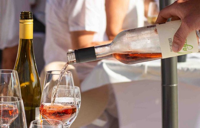Auf Wochenmärkten im Land darf aktuell nur unter strengen Bedingungen Alkohol ausgeschenkt werden. Die FDP will das ändern.<span class='image-autor'>Foto: IMAGO/Funke Foto Services</span>