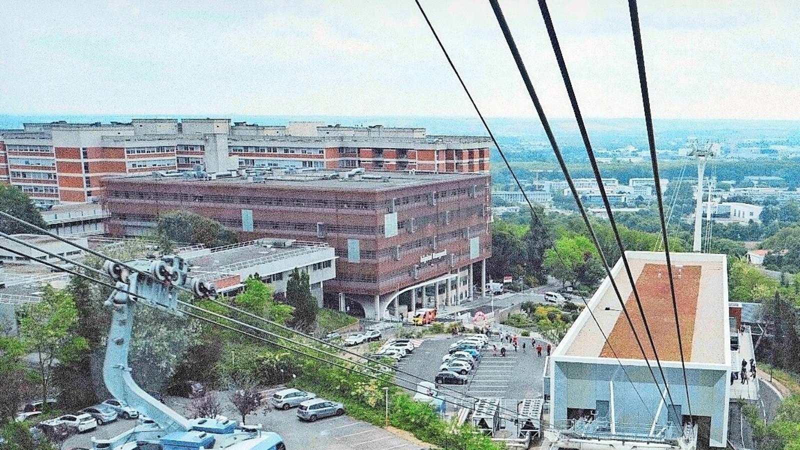 Im französischen Toulouse erschließt eine Seilbahn schon länger das Krankenhaus „Hopital Rangueil“. Stuttgarts OB Frank Nopper will für das Robert-Bosch-Krankenhaus auf dem Burgholzhof eine ähnliche Lösung untersuchen lassen.Foto: imago/Patrick Batard, Lichtgut/Leif Piechowski Im französischen Toulouse erschließt eine Seilbahn schon länger das Krankenhaus „Hopital Rangueil“. Stuttgarts OB Frank Nopper will für das Robert-Bosch-Krankenhaus auf dem Burgholzhof eine ähnliche Lösung untersuchen lassen.Foto: imago/Patrick Batard, Lichtgut/Leif Piechowski