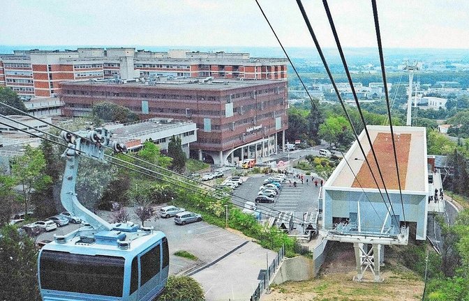 Im französischen Toulouse erschließt eine Seilbahn schon länger das Krankenhaus „Hopital Rangueil“. Stuttgarts OB Frank Nopper will für das Robert-Bosch-Krankenhaus auf dem Burgholzhof eine ähnliche Lösung untersuchen lassen.<span class='image-autor'>Foto: imago/Patrick Batard, Lichtgut/Leif Piechowski</span>
