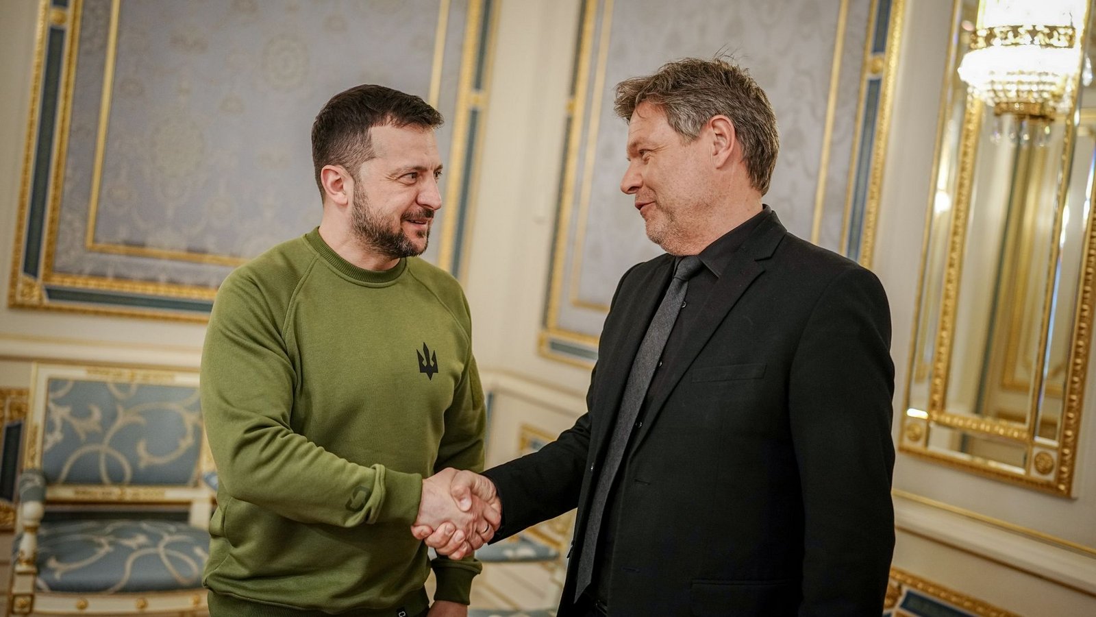 Selenskyj (l) und Habeck hätten vor allem die Lage an der Front und die Bedürfnisse der ukrainischen Armee besprochen.Foto: Kay Nietfeld/dpa